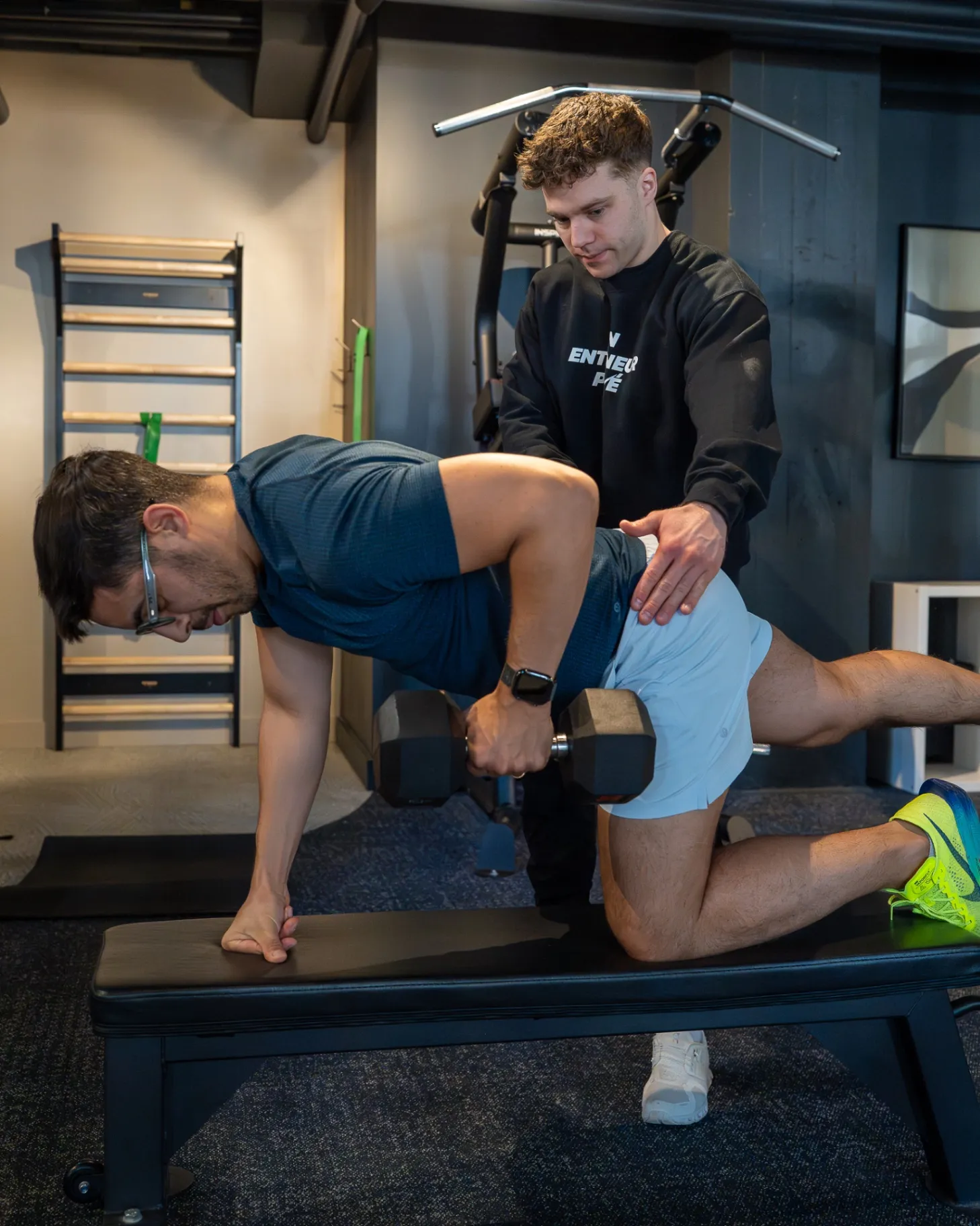 Coaching d'un employé sur un banc d'entraînement